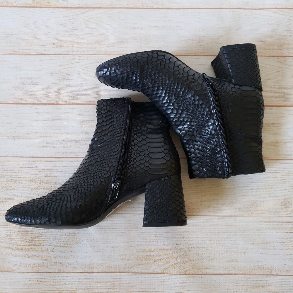 Steve Madden Crocodile Look Black Ankle Boots Booties Block Heel Women's Size 8M